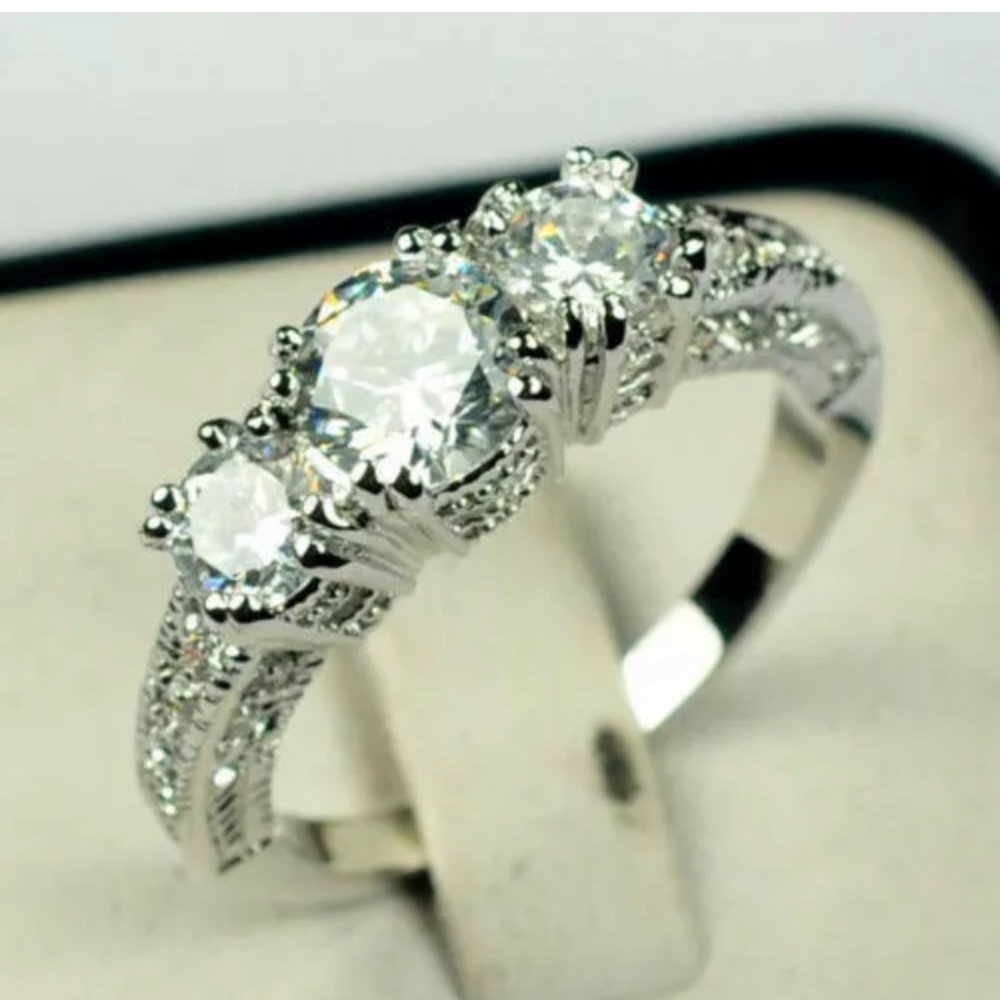 💎 White Sapphire SZ 7 RING 💍 🔙 - Picture 2 of 3